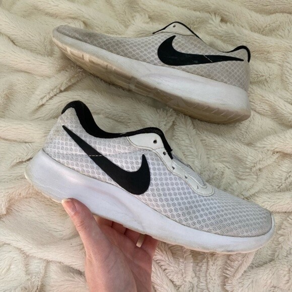 Nike Roshe One sneakers size 7.5 white black athletic shoes - Picture 1 of 7